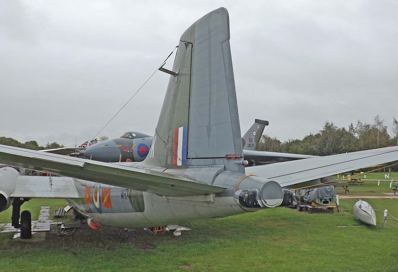 English Electric Canberra T.17 - Jet & Rocket Engined Aircraft ...