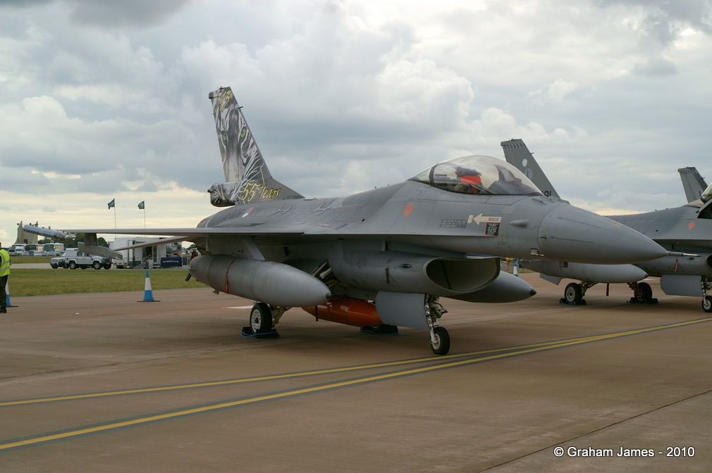 General Dynamics F-16 Fighting Falcon - Jet & Rocket Engined Aircraft 