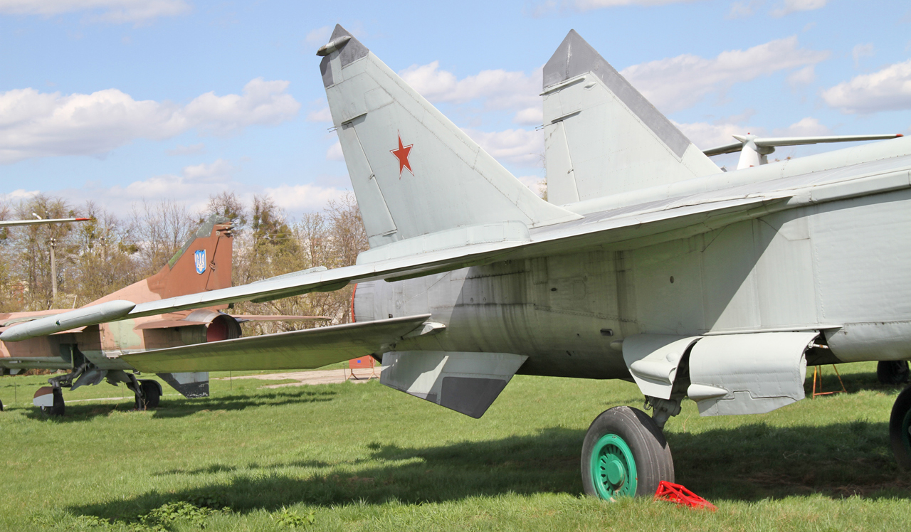 Mikoyan-Gurevich MiG-25RBT Foxbat-B - Jet & Rocket Engined Aircraft ...