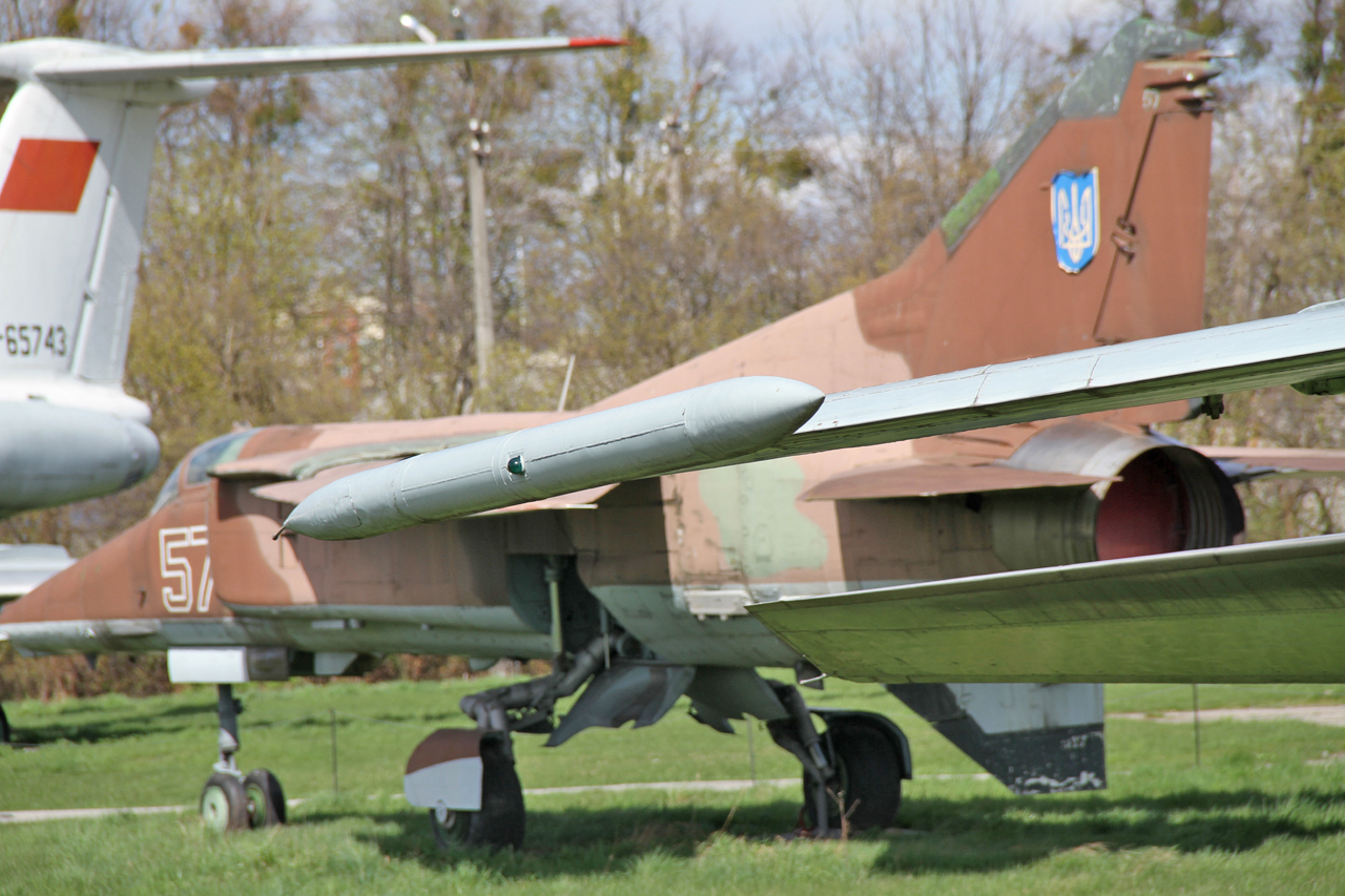 Mikoyan-Gurevich MiG-25RBT Foxbat-B - Jet & Rocket Engined Aircraft ...