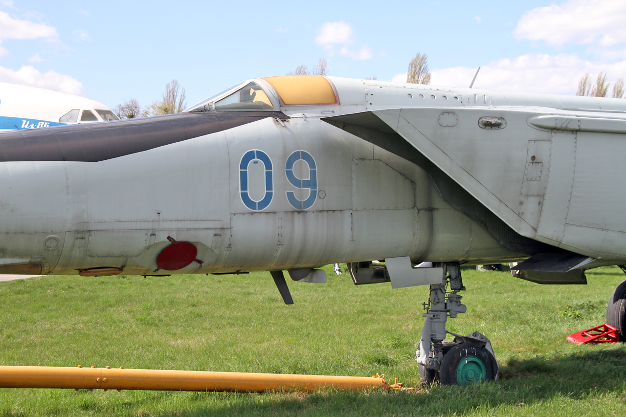 Mikoyan-Gurevich MiG-25RBT Foxbat-B - Jet & Rocket Engined Aircraft ...