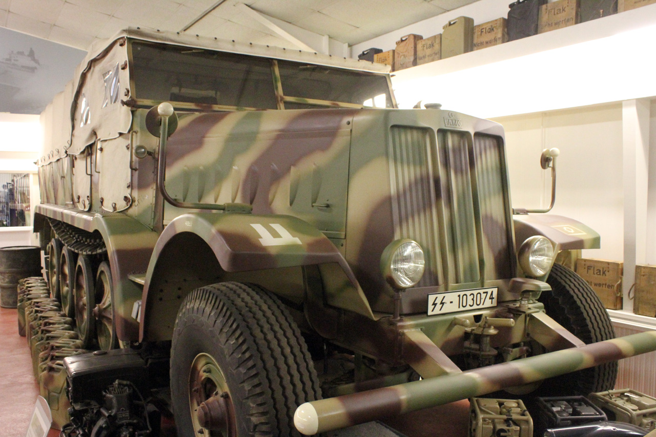 Sd.Kfz. 9 - Sonderkraftfahrzeug 9 - German Halftrack 